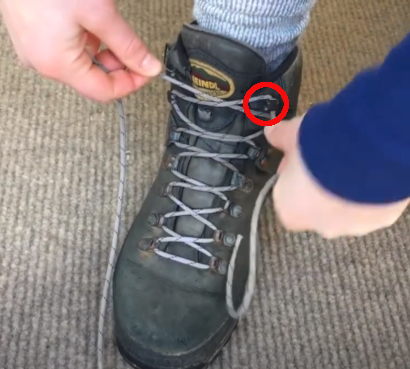 Foto 1. En el último gancho los cordones deben ir de arriba hacia abajo.